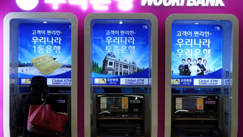 O persoana scoate bani de la ATM, in Coreea de Sud