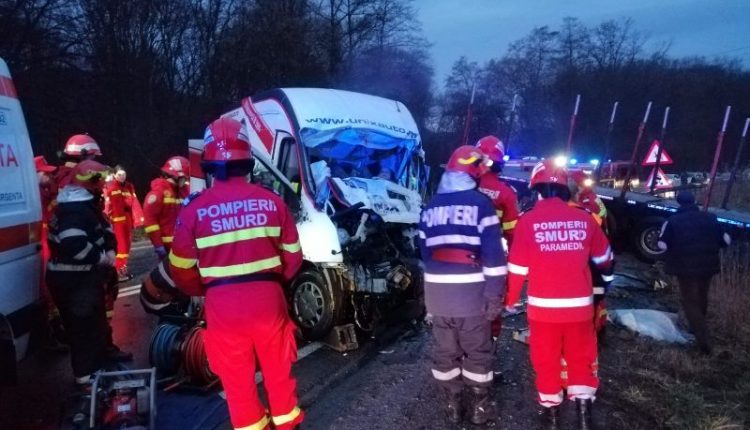 Impact mortal in Sibiu. Doi barbati au murit dupa ce un camion si un microbuz de marfa s-au ciocnit frontal