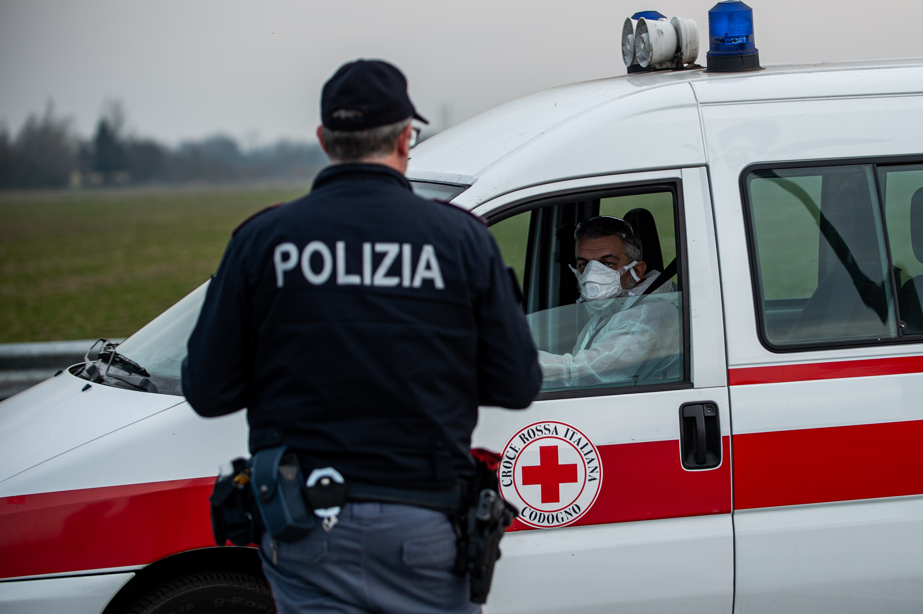 O bătrână din Italia s-a aruncat pe geam și a căzut peste o româncă ce trecea prin zonă