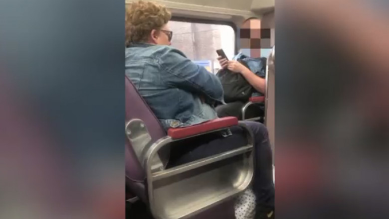 Reacția virală a unui bărbat după ce o femeie a tușit în fața lui, în tren, fără să-și acopere gura