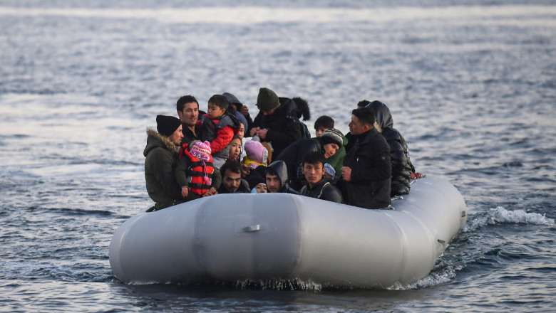 Refugiați în barcă pneumatică