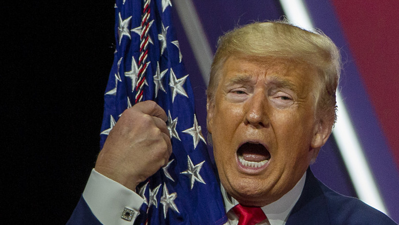 Preşedintele SUA Donald Trump gesticulează cu pumnul