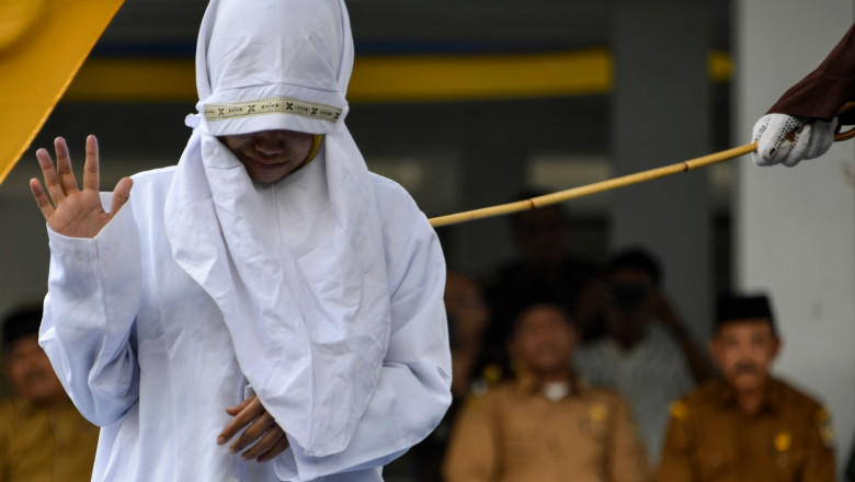 femeie biciuita Indonezia
