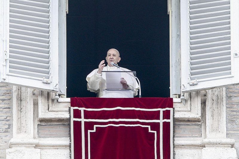 Papa Francisc a reaparut in public dupa o absenta de 4 zile