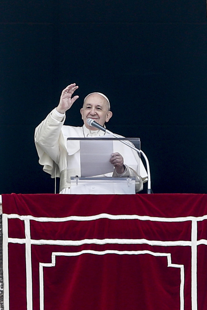 Papa Francisc a reaparut in public dupa o absenta de 4 zile