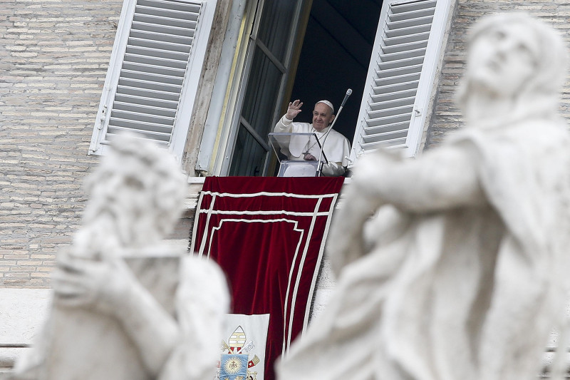 Papa Francisc a reaparut in public dupa o absenta de 4 zile