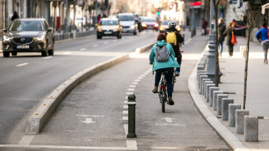 Biciclisti circula pe benzile speciale de pe Calea Victoriei.
