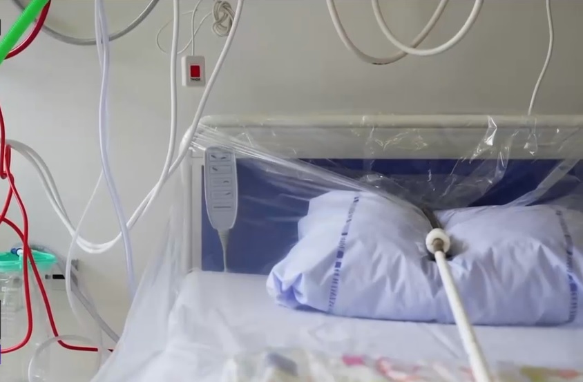 Femeia din Prahova bătută pe stradă şi lovită cu maşina de amant a murit la spital