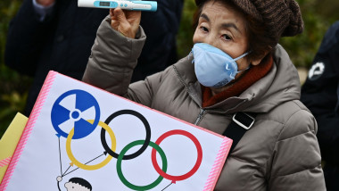 O femeie din Japonia protesteaza impotriva organizarii Jocurilor Olimpice