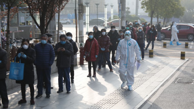 epidemie coronavirus, oameni pe strada, cu masti de protectie