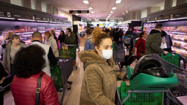 Closure of commerce in Spain to stop coronavirus spread