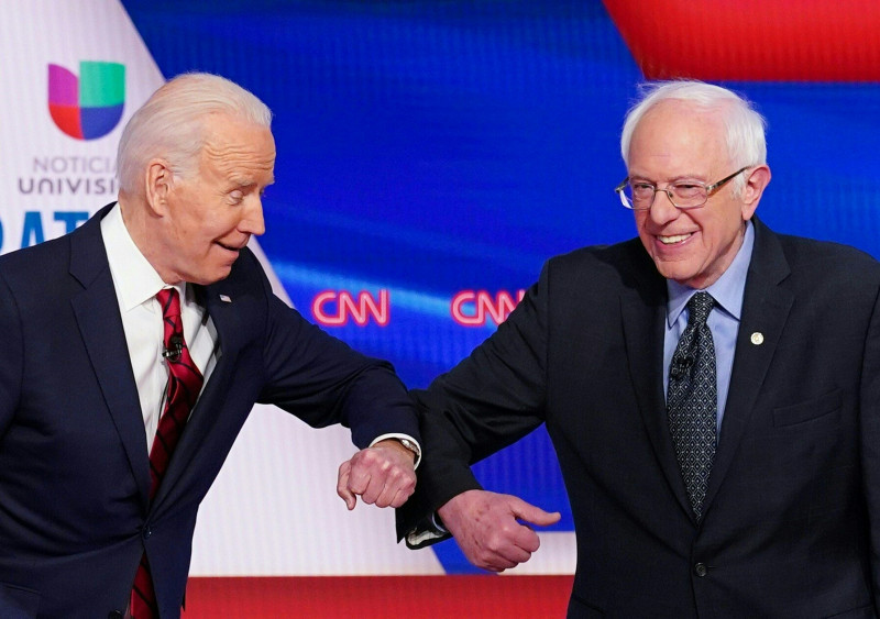 joe-biden-bernie-sanders-salut-cu-cotul-coronavirus-dezbatere-democrati-profimedia-0506707032