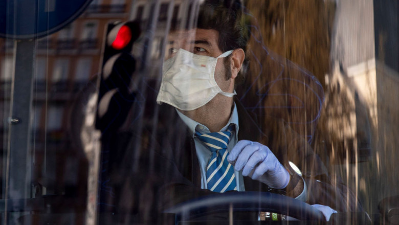 Un sofer poarta masca de protectie impotriva raspandirii coronavirusului