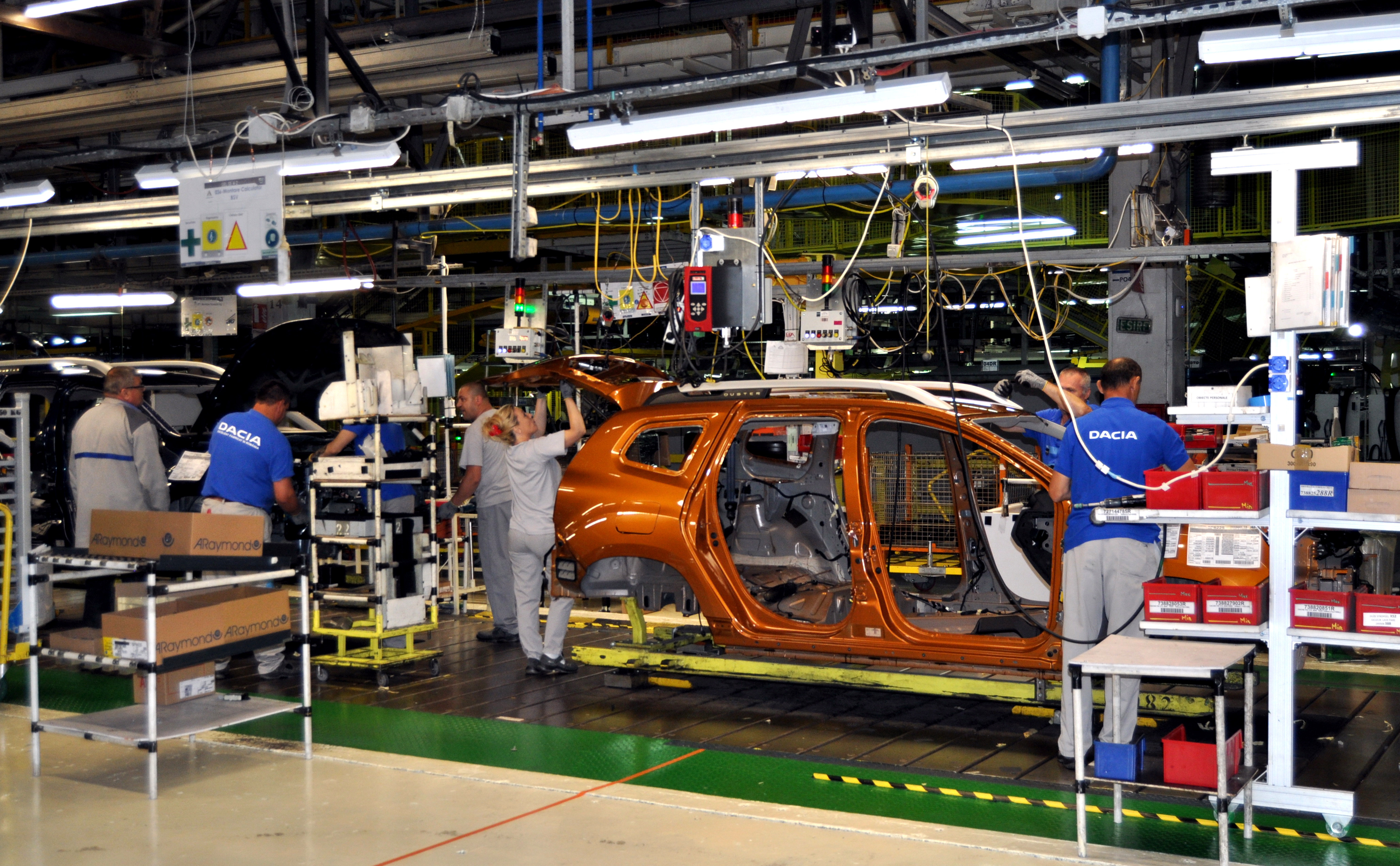 Renault suspendă producţia la mai multe uzine, inclusiv în România. Cât va dura întreruperea