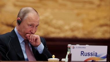 preşedintele rus Vladimir Putin duce mâna la gură