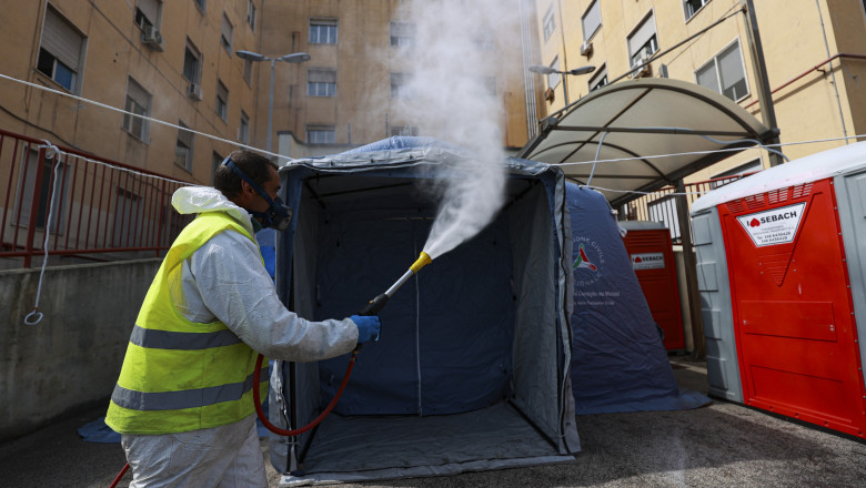 dezinfectie pe strada in italia din cauza coronavirusului