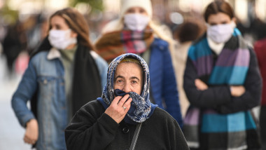 turcia coronavirus oameni pe strada