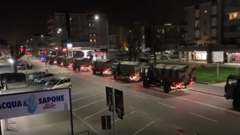 Camioane militare transportând sicrie din Bergamo către alte localități