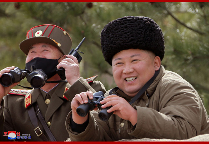 Kim Jong Un zâmbește, cu căciulă pe cap