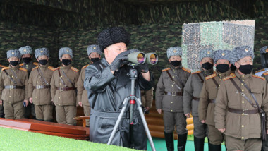 kim jong un asistă la un exercițiu militar al Coreei de Nord, cu militari care poartă măști de protecție, în toiul epidemiei de coronavirus