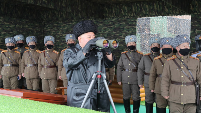 kim jong un asistă la un exercițiu militar al Coreei de Nord, cu militari care poartă măști de protecție, în toiul epidemiei de coronavirus