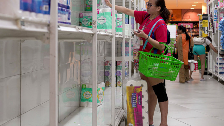 O femie din Singapore cumpara hartie igienica