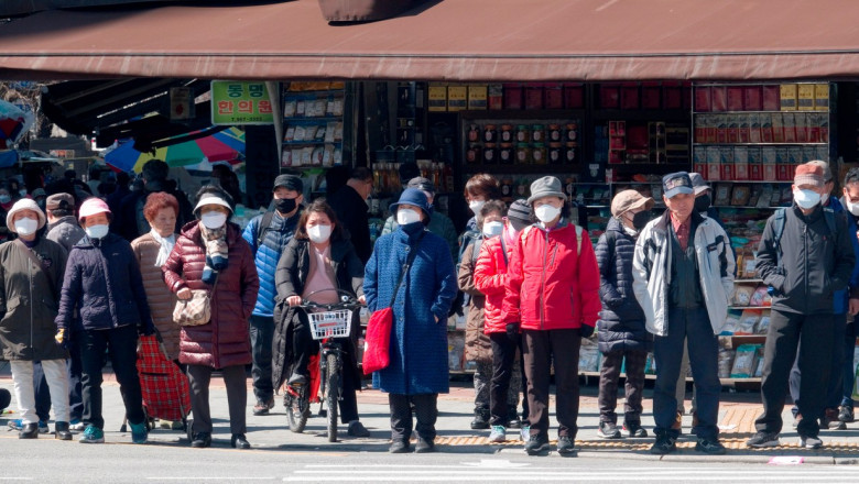 Oamenii din Coreea de Sud poartă măști împotriva noului coronavirus