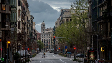 străzi pustii în Barcelona, poluare redusă în Europa, ca urmare a epidemiei de coronavirus