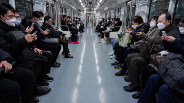 Epidemie de coronavirus în Coreea de Sud, oameni stau în metrou, cu măşti pe feţe