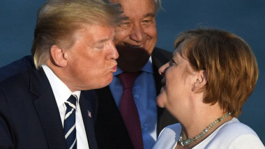 Donald Trump se strâmbă la Angela Merkel la o întrunire a summitului G7