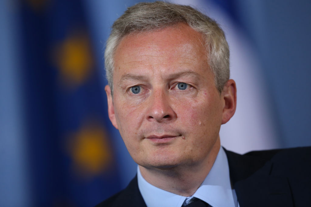 Pasajele erotice din cel mai recent roman al ministrului de Finanțe din Franța au creat un val de furie pe rețelele sociale