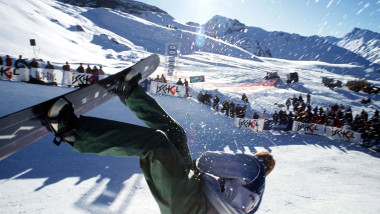 AUSTRIA - DECEMBER 01: SNOWBOARD: HALFPIPE in ISCHGL 12/1994, SPEZIAL (Photo by Bongarts/Getty Images)