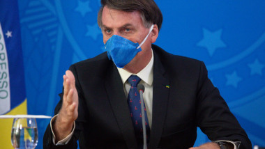 Jair Bolsonaro, presedintele Braziliei, poarta masca in timpul unei conferinte de presa