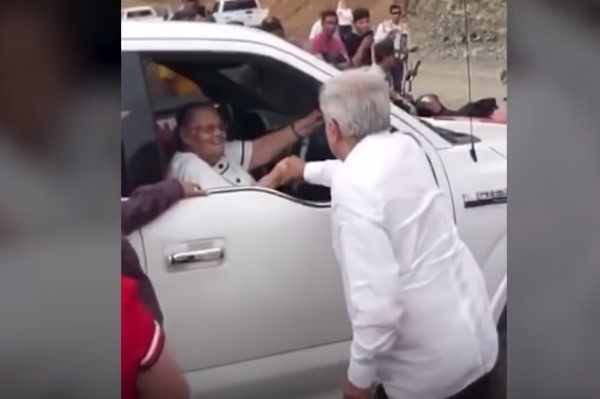 VIDEO. Presedintele mexican, filmat in timp ce da mana cu mama lui „El Chapo”: „Ti-am primit scrisoarea”