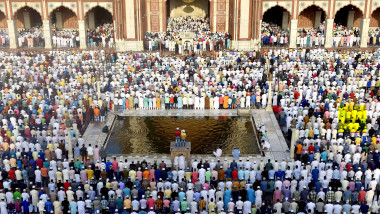oameni adunaţi la o moschee din New Delhi