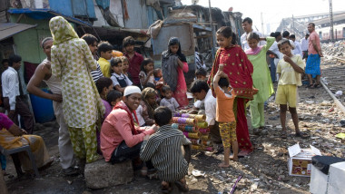 India trebuie să se pregătească pentru un “masacru”, după primul deces cauzat de COVID-19 în mahalaua Dharavi. Avertismentul medicilor
