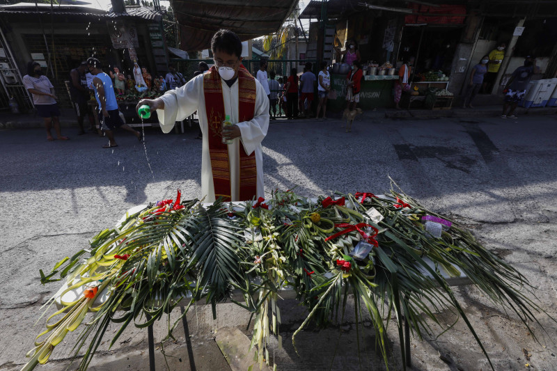 În Duminica Floriilor, credincioşii catolici din Filipine au fost binecuvântaţi de preoţi din maşină
