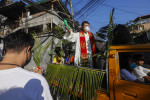 În Duminica Floriilor, credincioşii catolici din Filipine au fost binecuvântaţi de preoţi din maşină