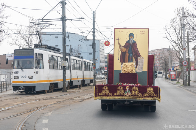 Procesiune în vreme de coronavirus. Moaştele Sfântului Dimitrie cel Nou, plimbate cu mașina pe străzile Capitalei