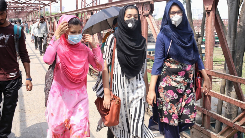 Femei in Bangladesh purtand masti impotriva noului coronavirus