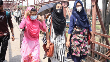 Femei in Bangladesh purtand masti impotriva noului coronavirus