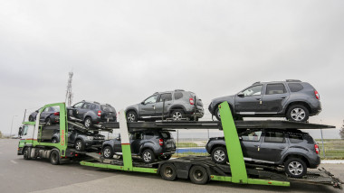 maşini Dacia produse la uzina Mioveni pe trailer