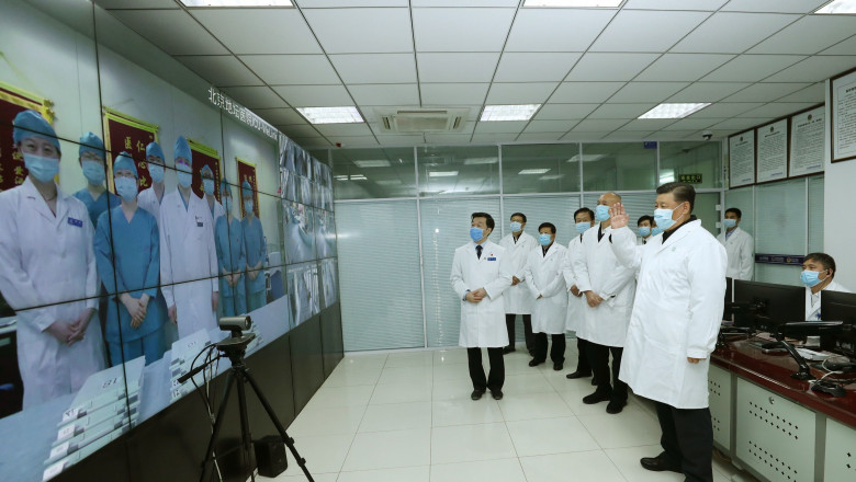 secretarul general al Partidului Comunist Chinez, Xi Jinping, în halat, alături de medici chinezi, coronavirus China