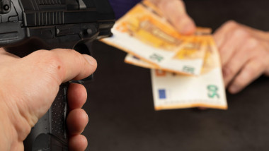profimedia images pistol bani mafia