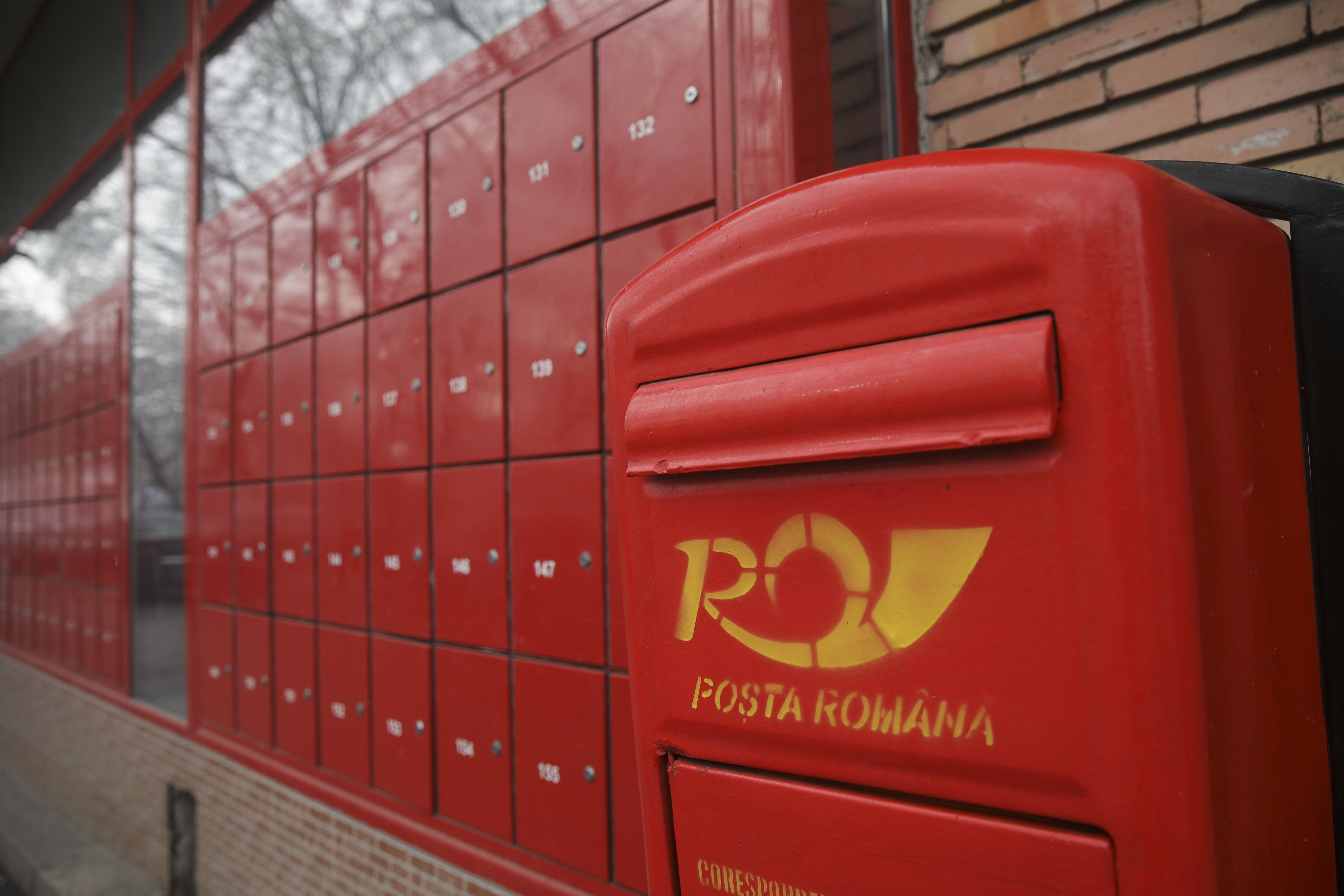 Unde pot găsi pensionarii plicul cu decizia de recalculare a pensiei, dacă nu sunt acasă când vine poștașul
