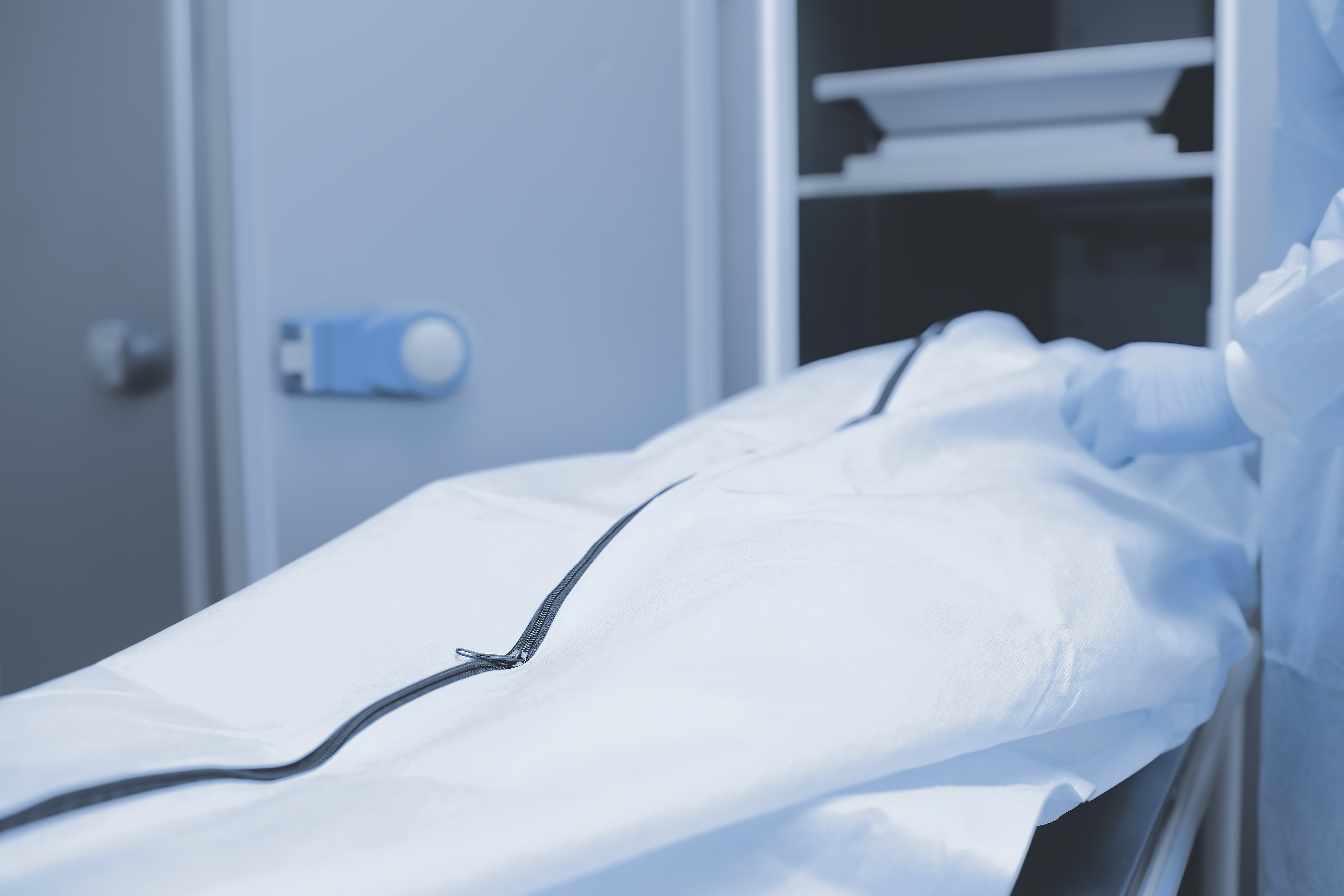 Un bărbat a povestit că a asistat la propria moarte. "Am revenit la viață după ce am stat 45 de minute închis într-un sac mortuar"