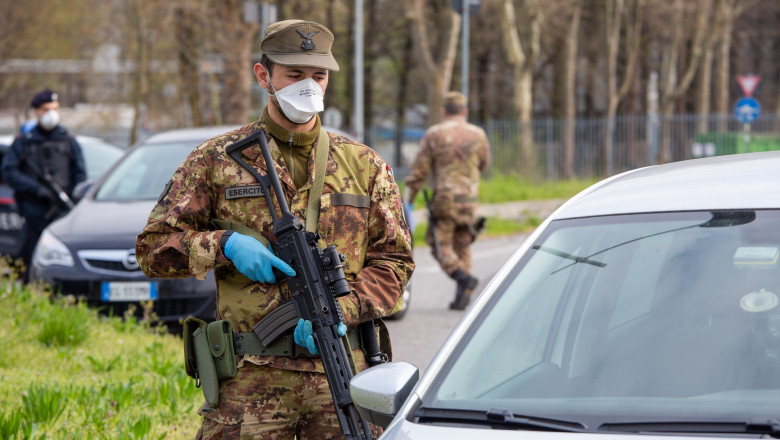 militari şi carabinieri la punct de control în Milano, Italia, epidemie de coronavirus