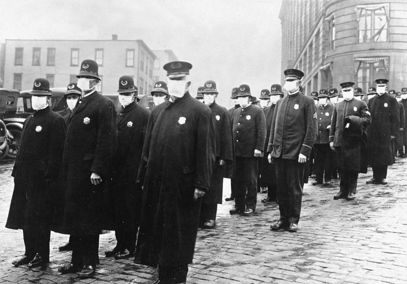 oameni cu măști în timpul pandemiei de gripă spaniolă din 1918