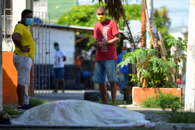 Imagini cutremurătoare în Ecuador. Cadavrele victimelor de coronavirus sunt abandonate pe străzi