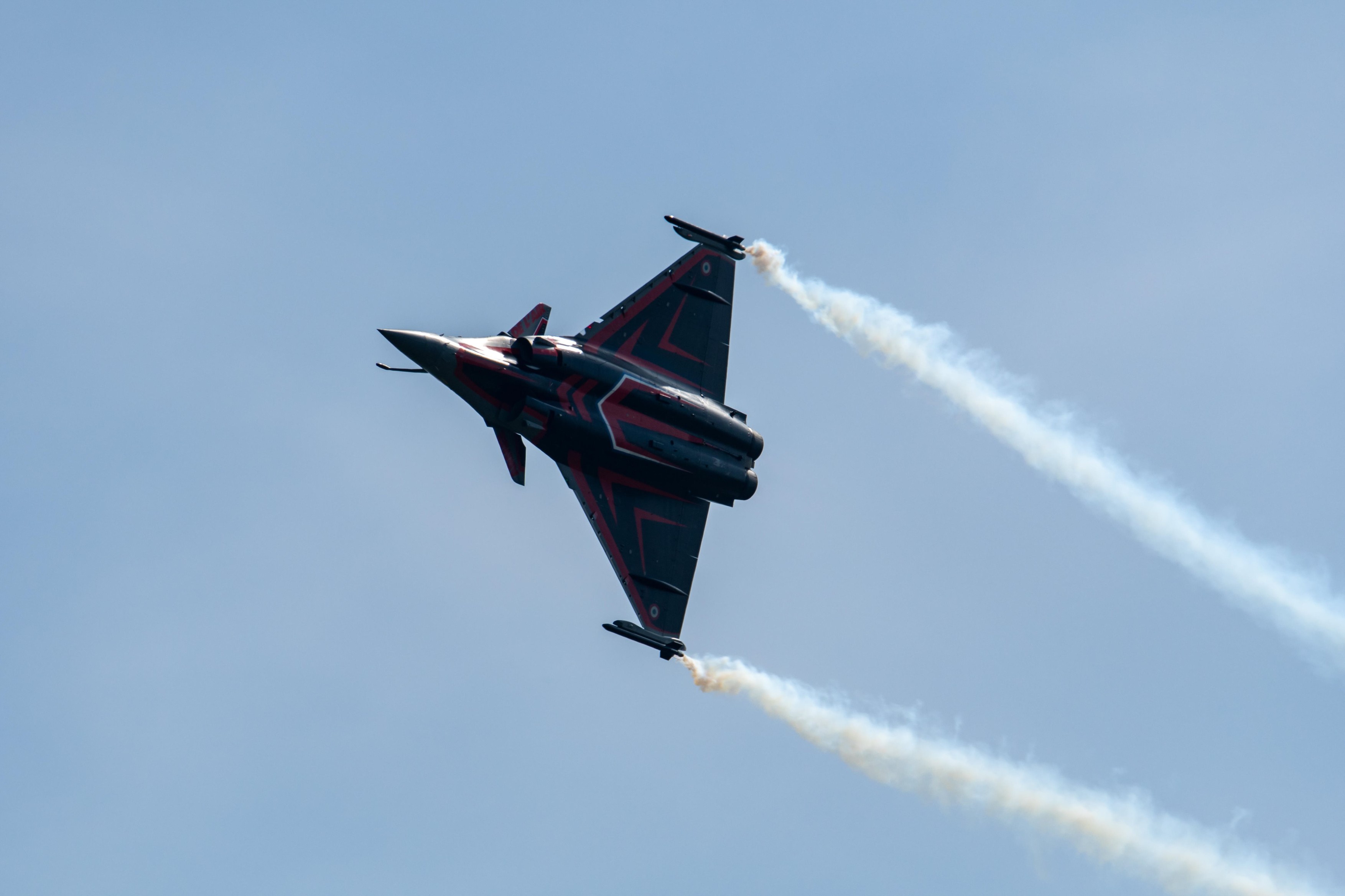 Două avioane Rafale care zburau jos au lăsat fără curent electric un sat din Franța